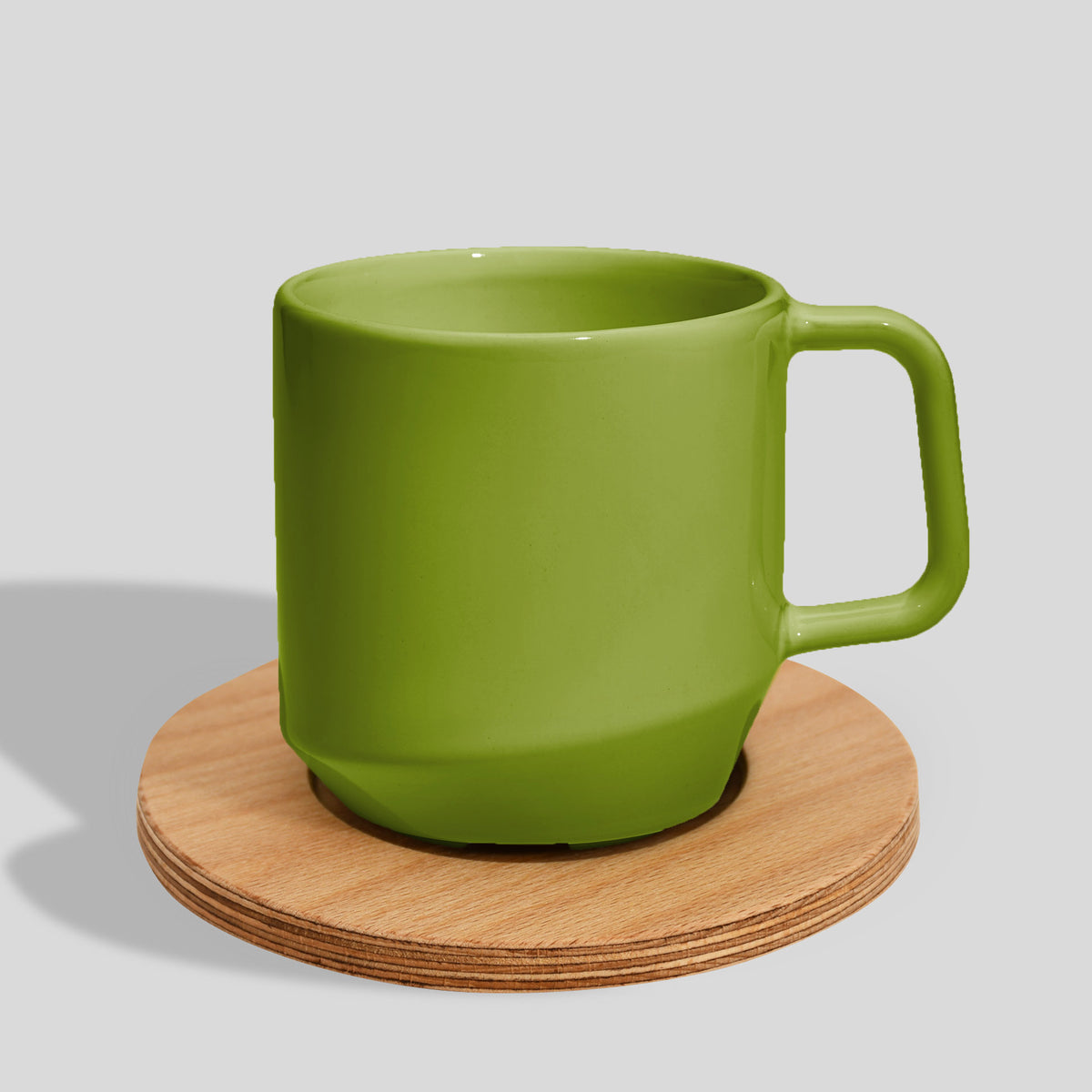 Keramiktasse 400 ml mit Eckhenkel auf Holzuntersetzer – Olivgrün