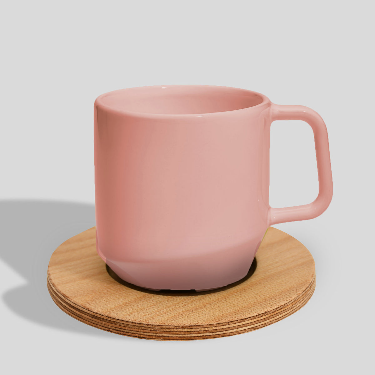 Keramiktasse 400 ml mit Eckhenkel auf Holzuntersetzer – Rosa