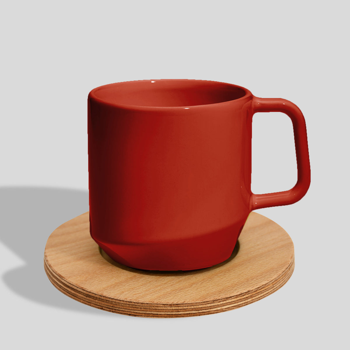 Keramiktasse 400 ml mit Eckhenkel auf Holzuntersetzer – Rot