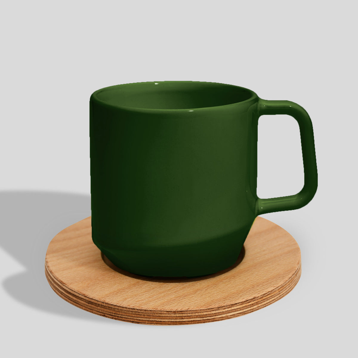 Keramiktasse 400 ml mit Eckhenkel auf Holzuntersetzer – Tannengrün