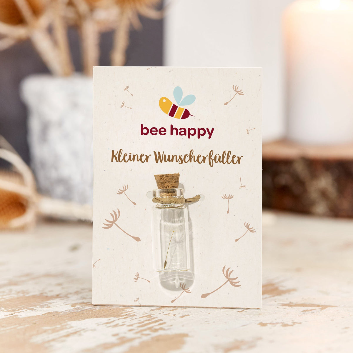 Kleiner Wunscherfüller mit Pusteblume auf Karte mit Logo – Detail
