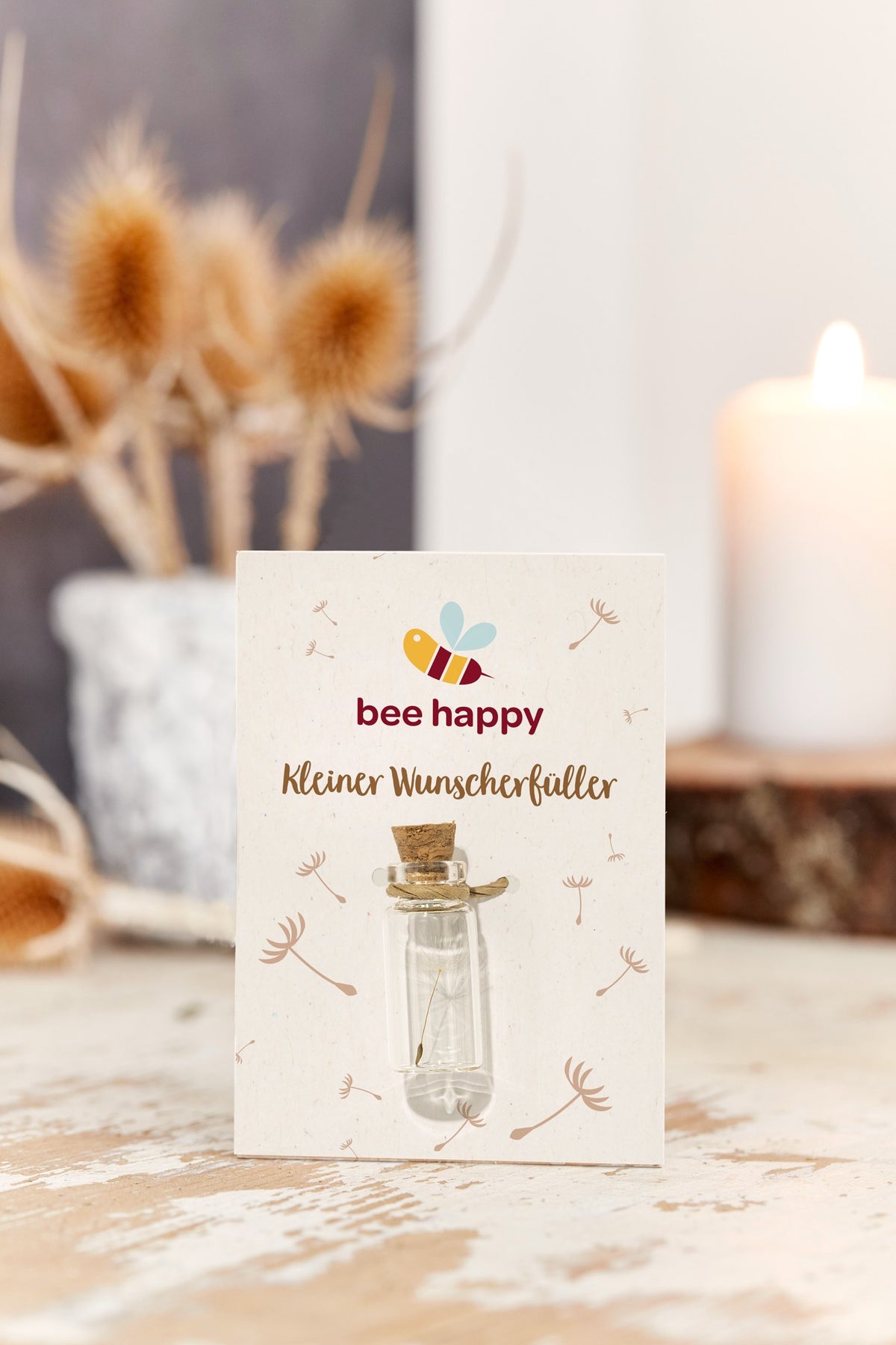 Kleiner Wunscherfüller mit Pusteblume auf Karte mit Logo – Detail