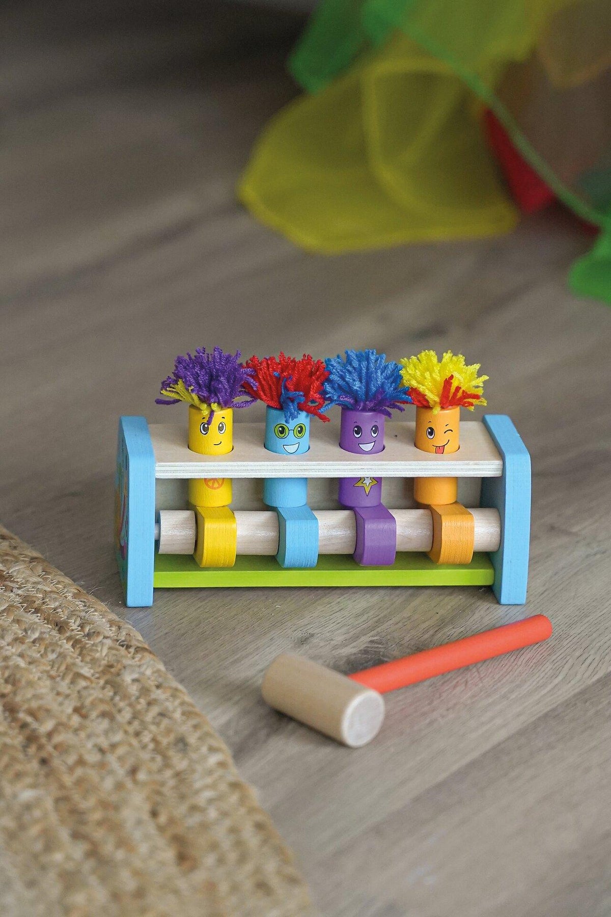 Klopfbank Hippie Hopper mit vier bunten Figuren von goki – Ansicht