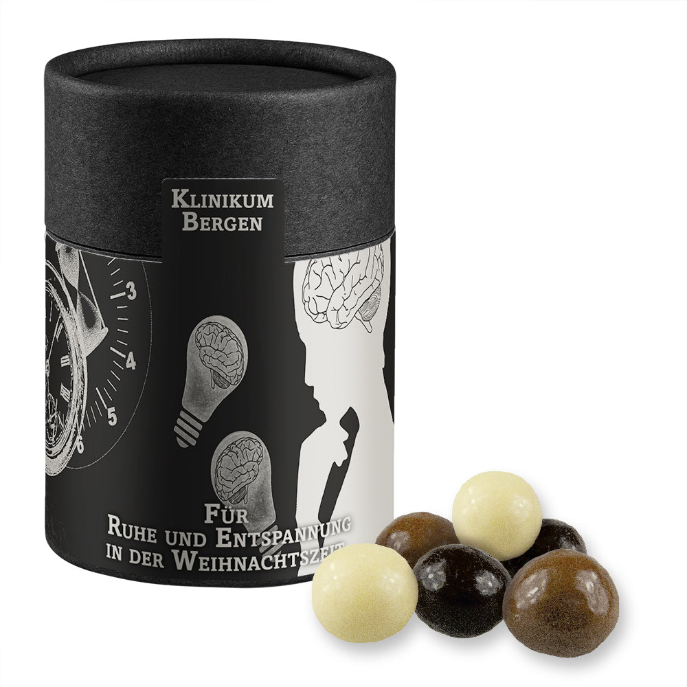 Knusperkugeln und Mandeln in der schwarzen Dose