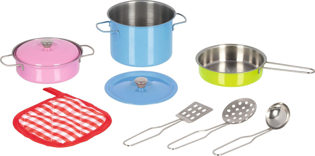 Kochset mit bunten Töpfen und Topflappen