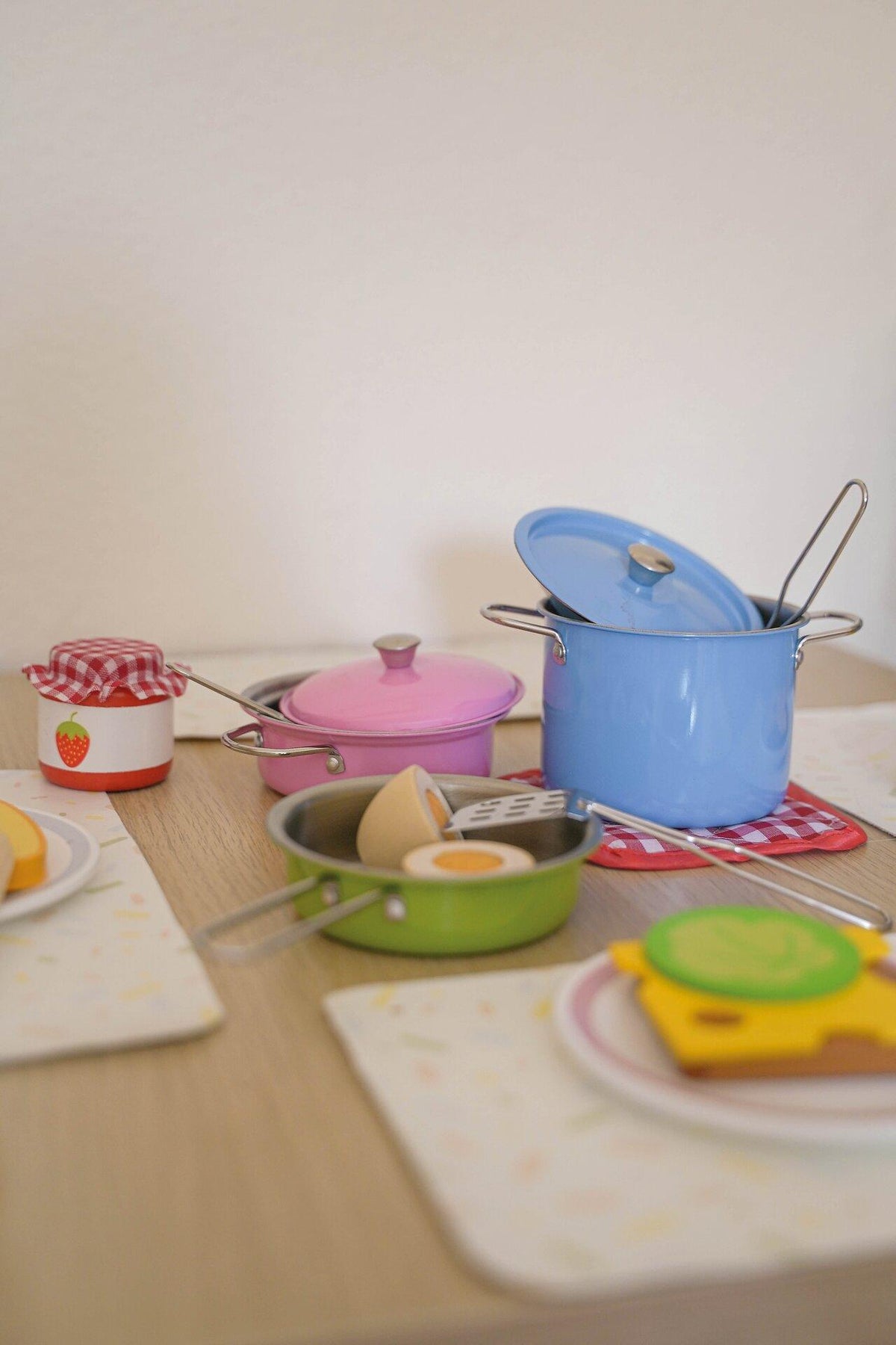 Kochset mit bunten Töpfen und Topflappen – Dritte Ansicht