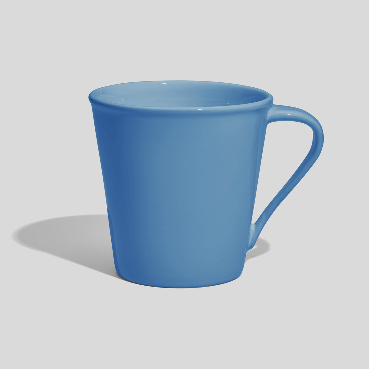 Konische Kaffeetasse 600 ml mit schrägem Henkel – Himmelblau