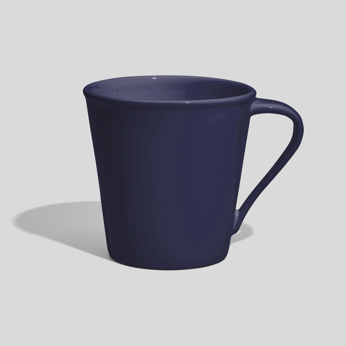 Konische Kaffeetasse 600 ml mit schrägem Henkel – Marineblau
