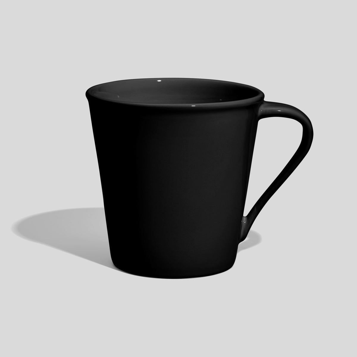 Konische Kaffeetasse 600 ml mit schrägem Henkel – Schwarz