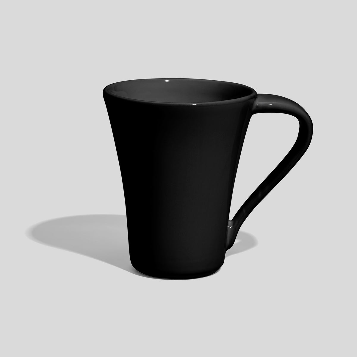 Konische Keramiktasse 250 ml mit schwingendem Henkel – Schwarz