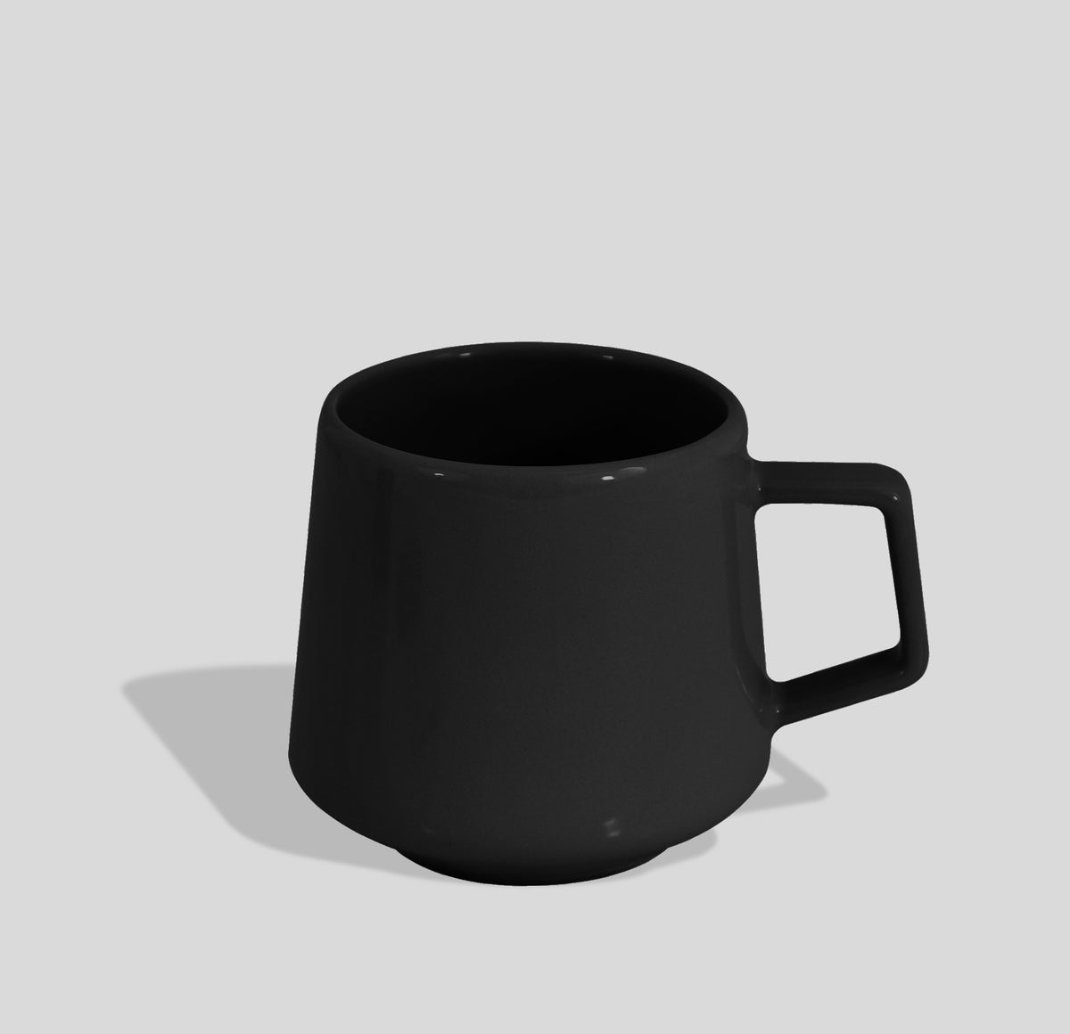 Konische Keramiktasse 300 ml mit Trapezhenkel – Schwarz