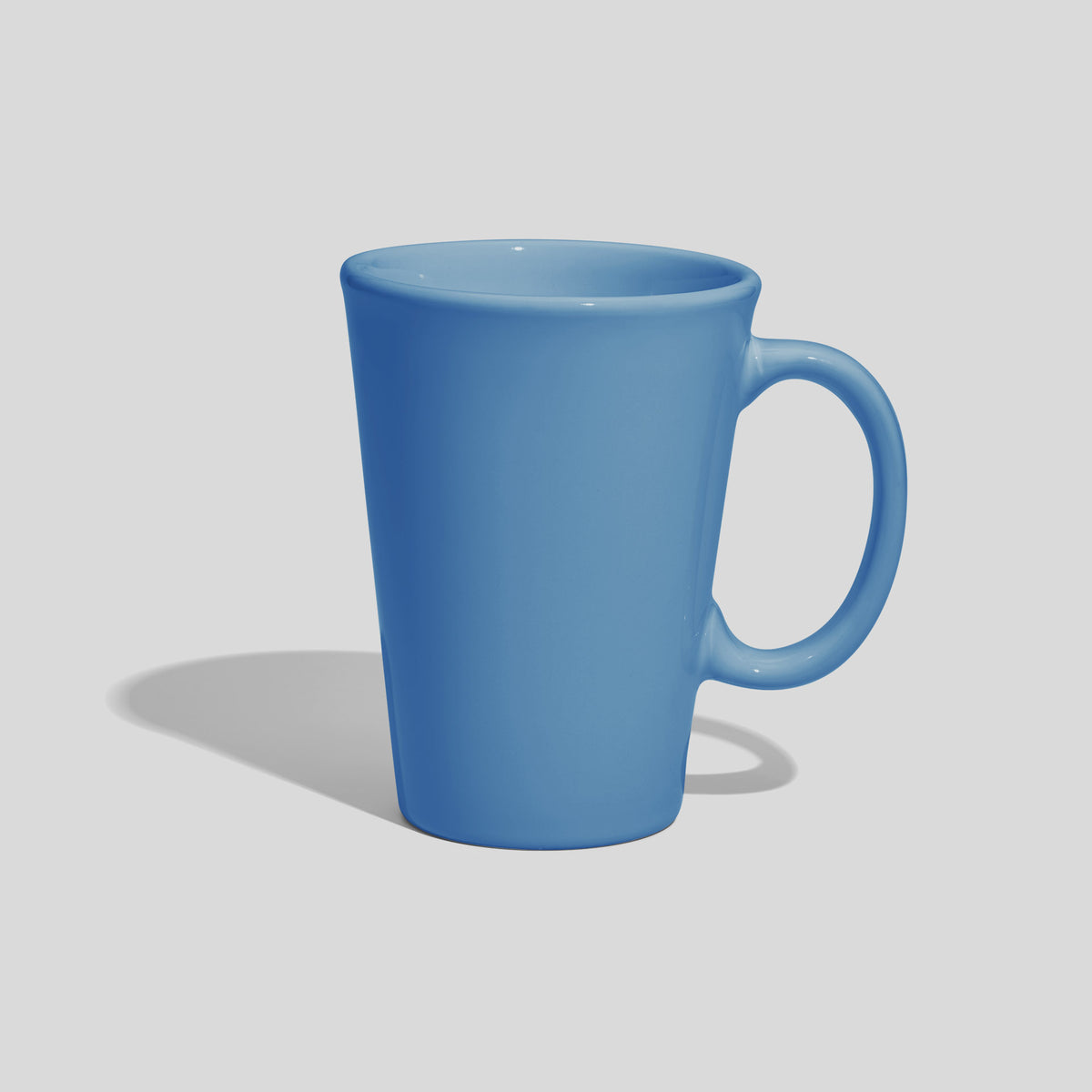 Konische Keramiktasse 380 ml mit ovalem Ringhenkel – Himmelblau