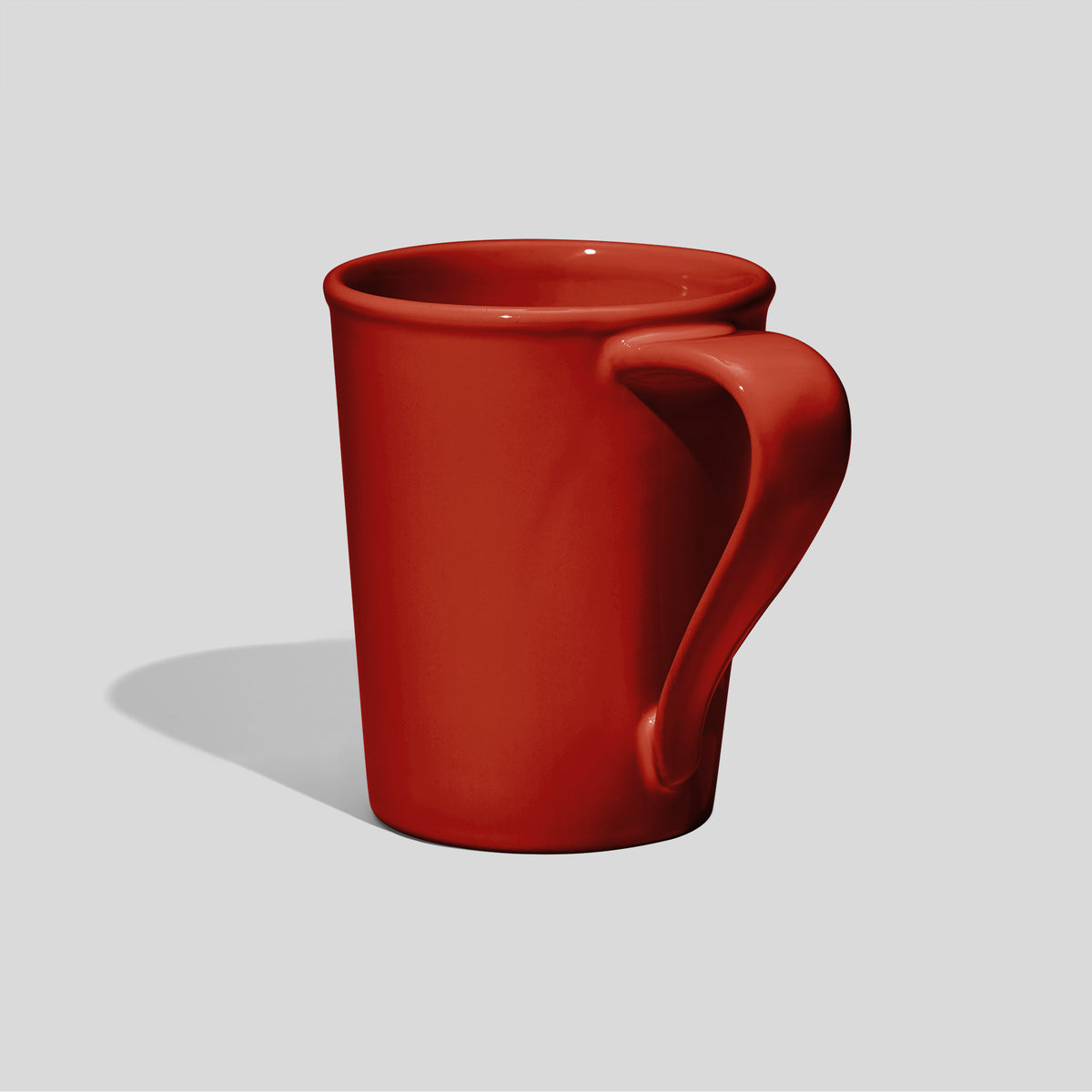 Konische Keramiktasse 460 ml mit gedrehtem Bandhenkel – Rot