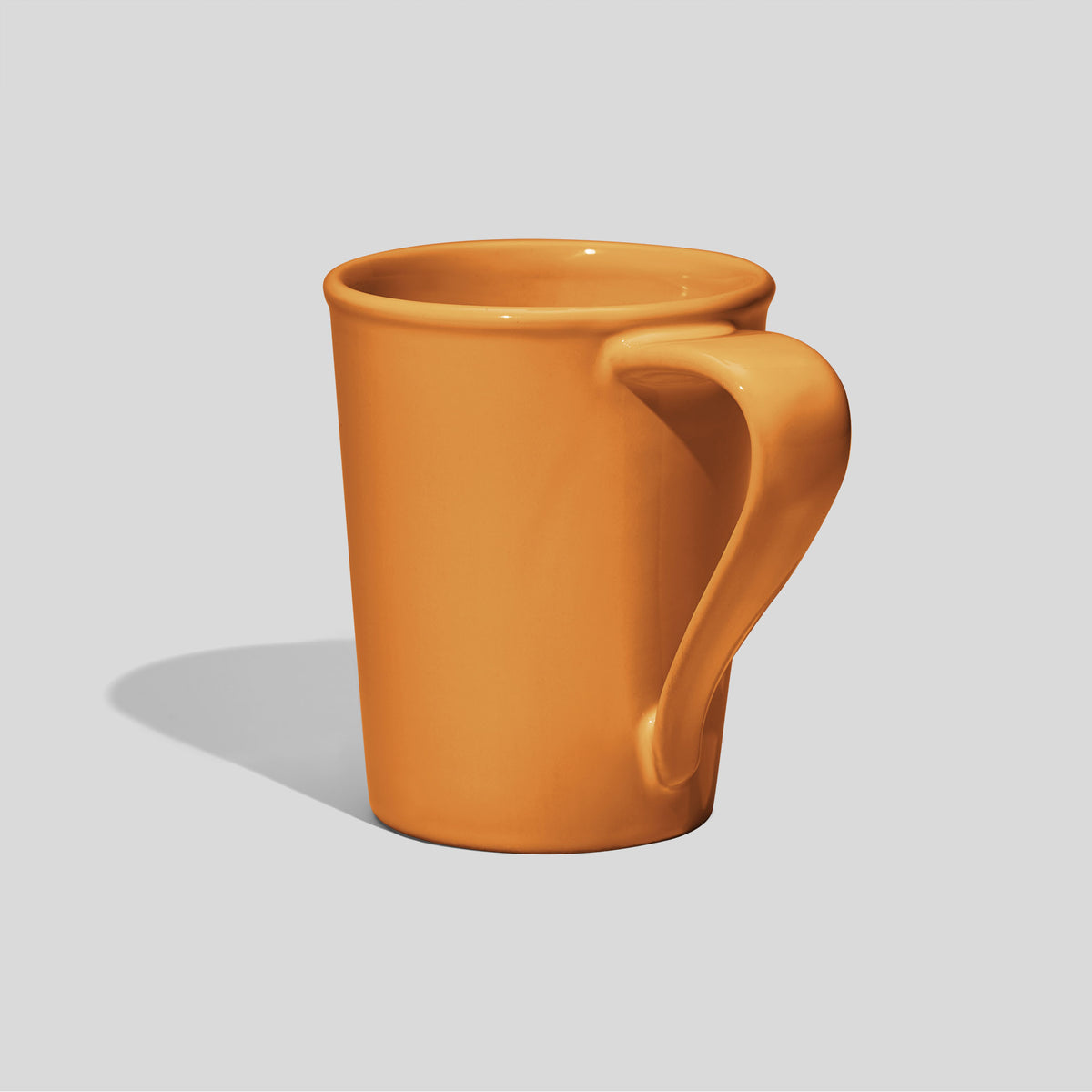 Konische Keramiktasse 460 ml mit gedrehtem Bandhenkel – Senfgelb