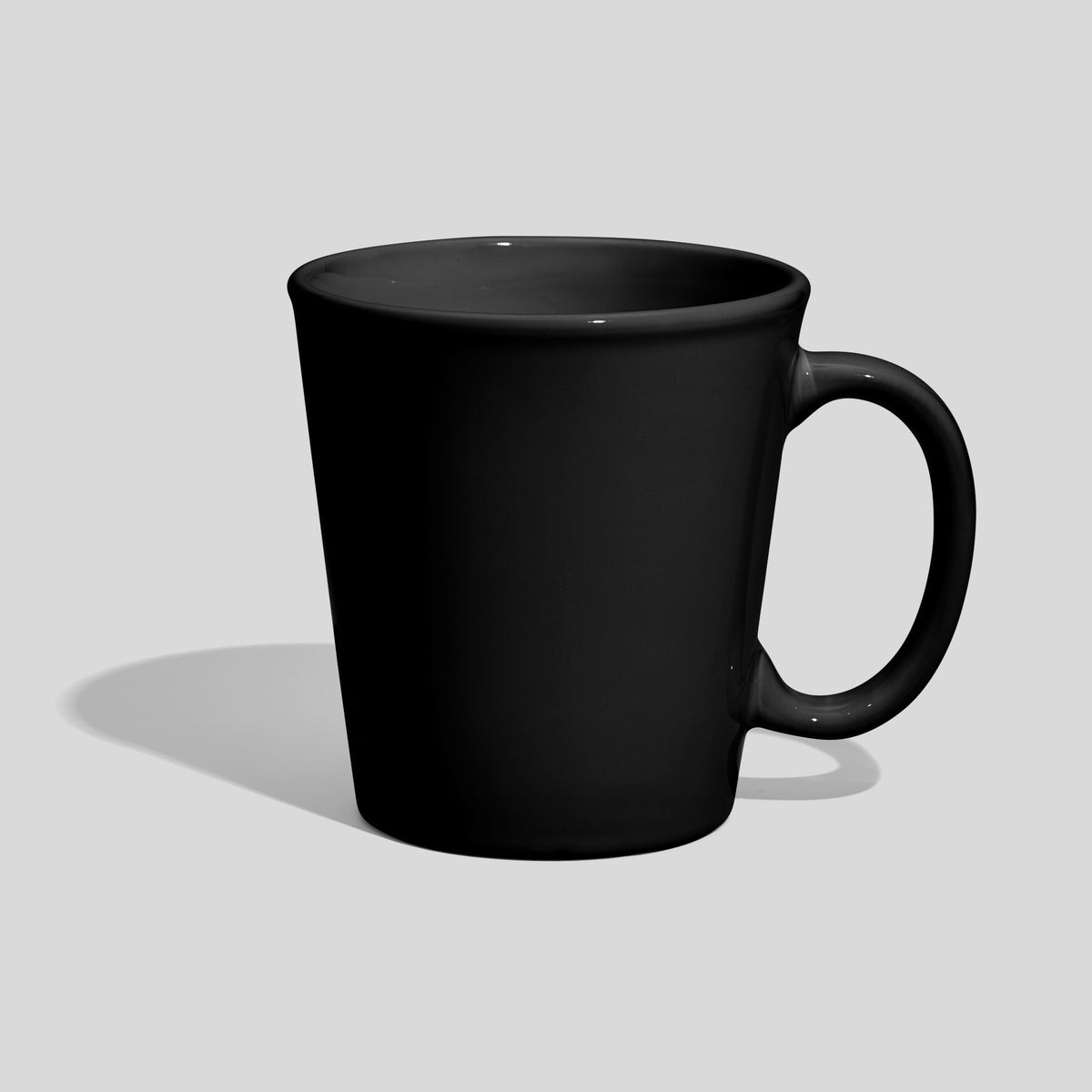 Konischer Kaffeebecher 460 ml mit ovalem Ringhenkel – Schwarz