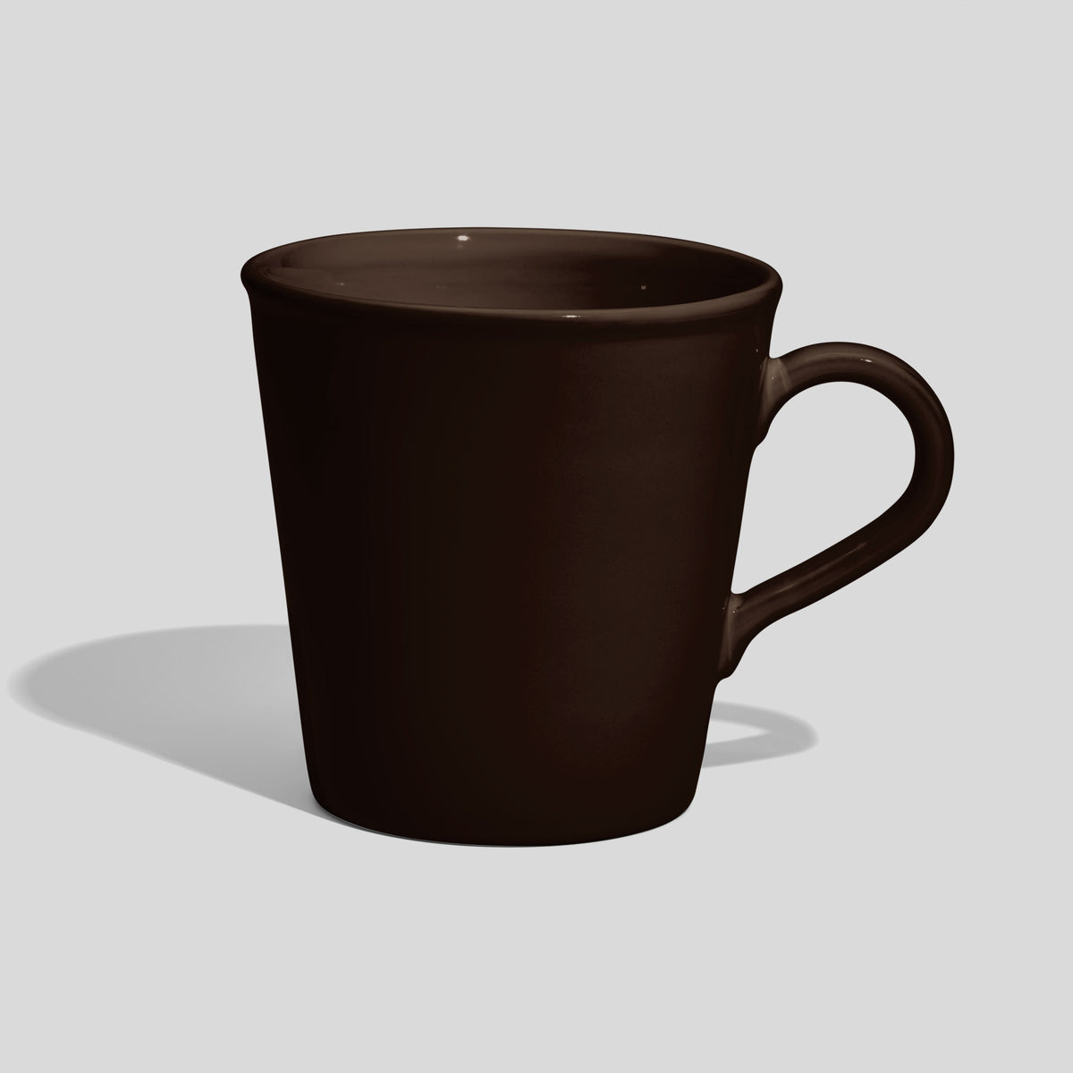 Konischer Kaffeebecher 600 ml mit kleinem Bogenhenkel – Dunkelbraun