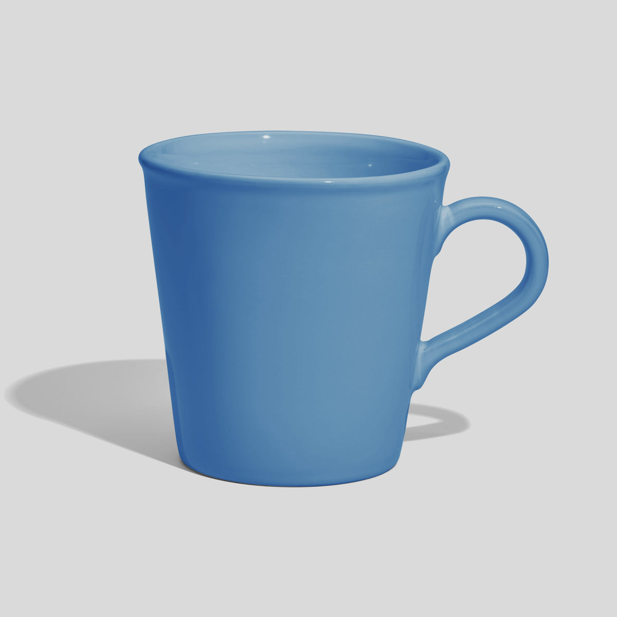 Konischer Kaffeebecher 600 ml mit kleinem Bogenhenkel – Himmelblau