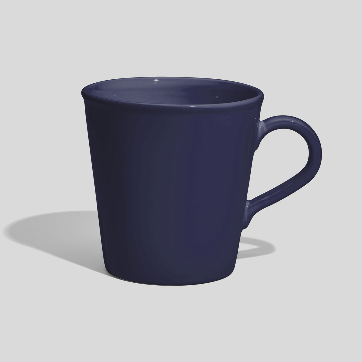 Konischer Kaffeebecher 600 ml mit kleinem Bogenhenkel – Marineblau
