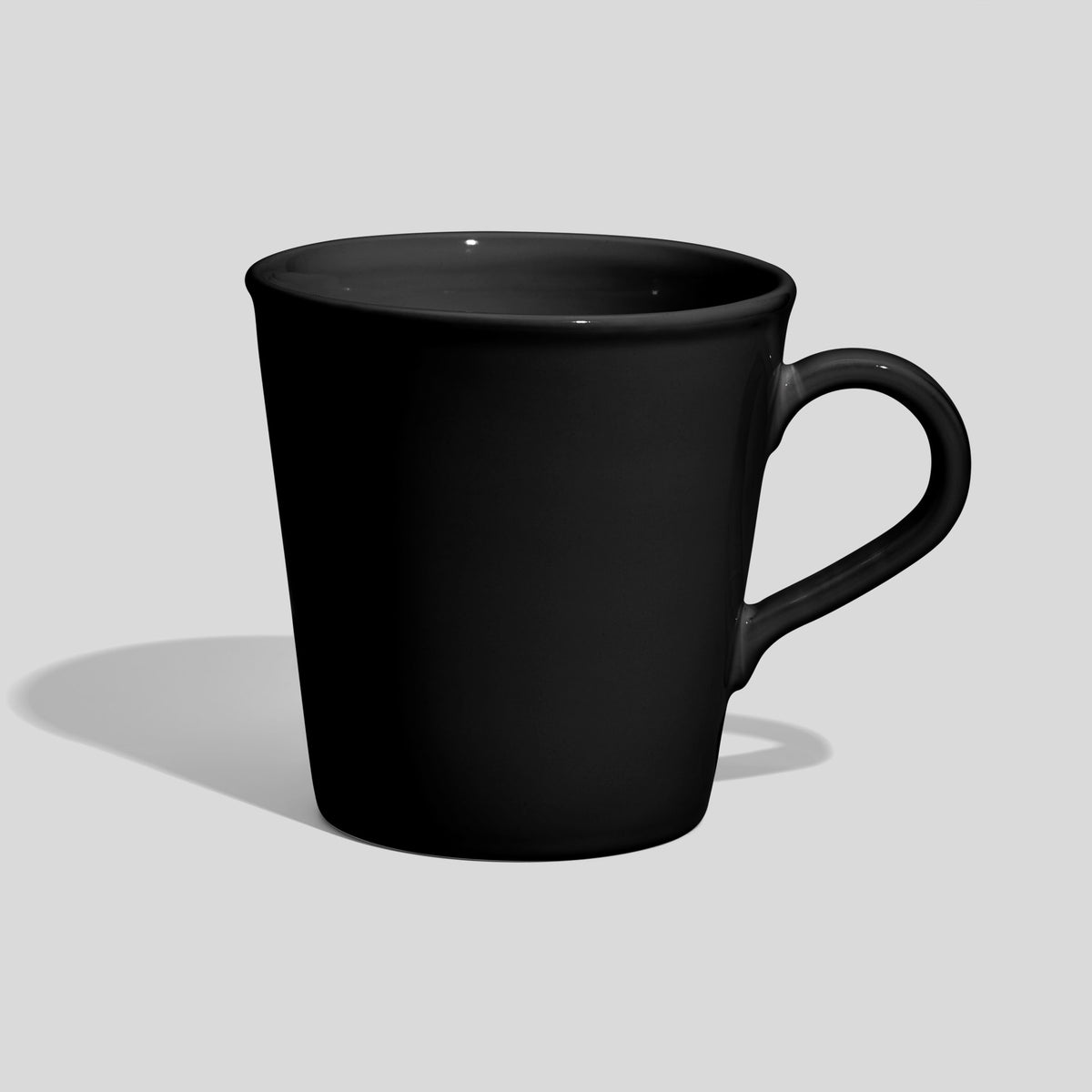Konischer Kaffeebecher 600 ml mit kleinem Bogenhenkel – Schwarz