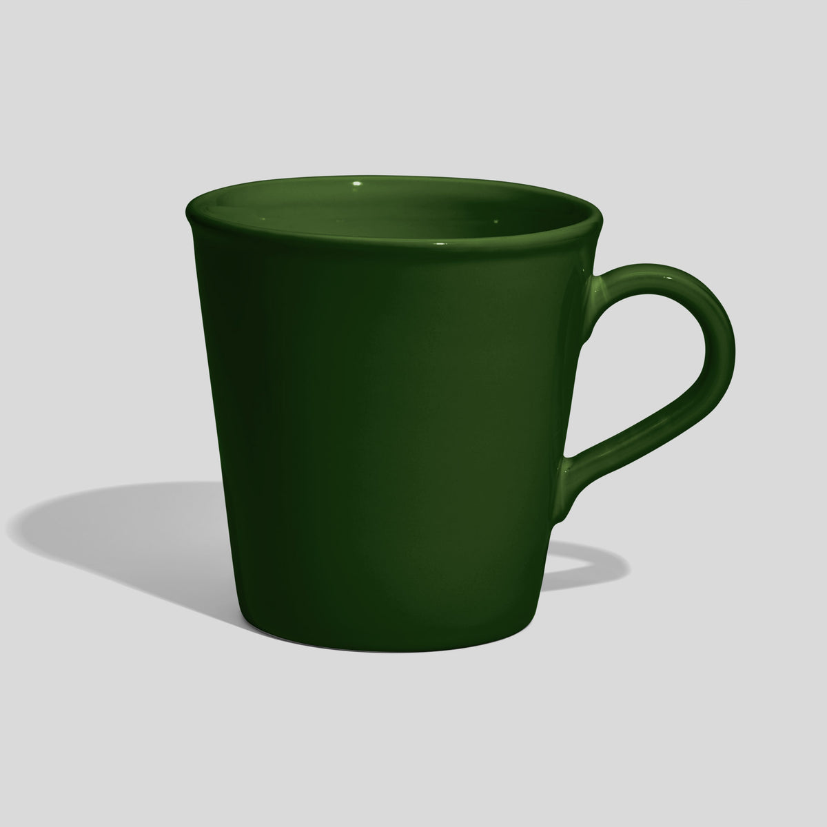 Konischer Kaffeebecher 600 ml mit kleinem Bogenhenkel – Tannengrün
