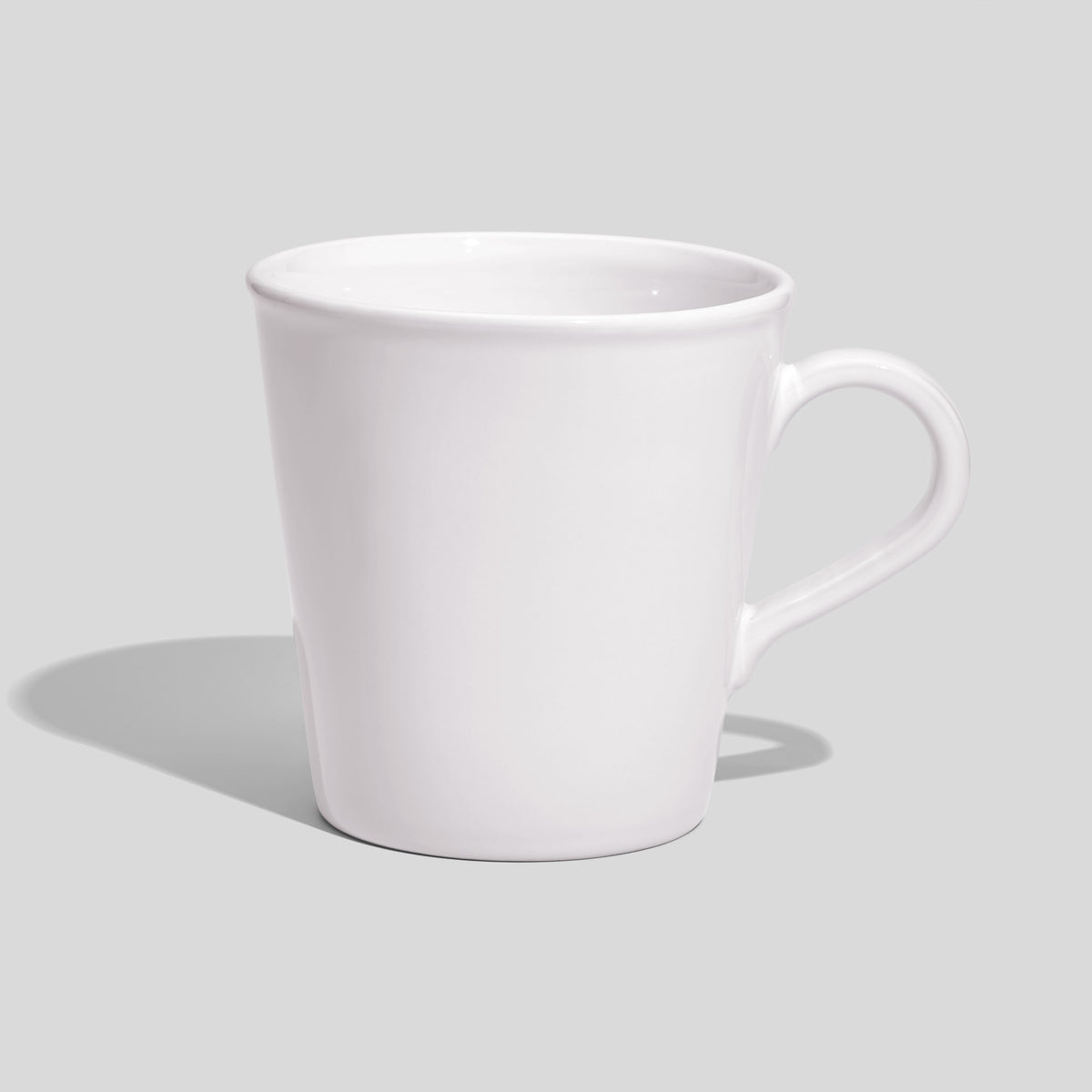 Konischer Kaffeebecher 600 ml mit kleinem Bogenhenkel – Weiß