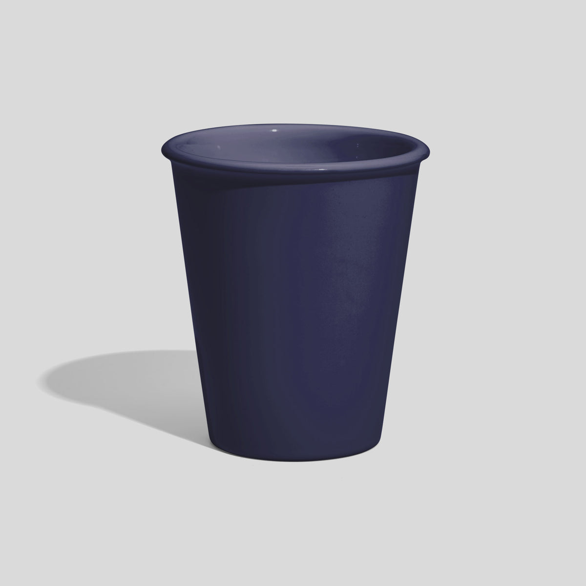 Konischer Keramikbecher 350 ml ohne Henkel mit Wulstrand – Marineblau