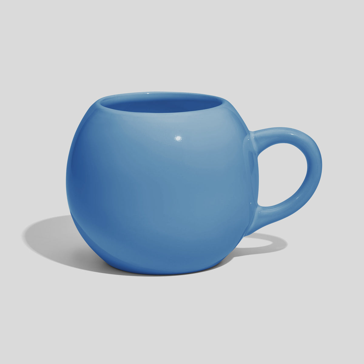 Kugelförmige Keramiktasse 420 ml mit Schlaufenhenkel – Himmelblau