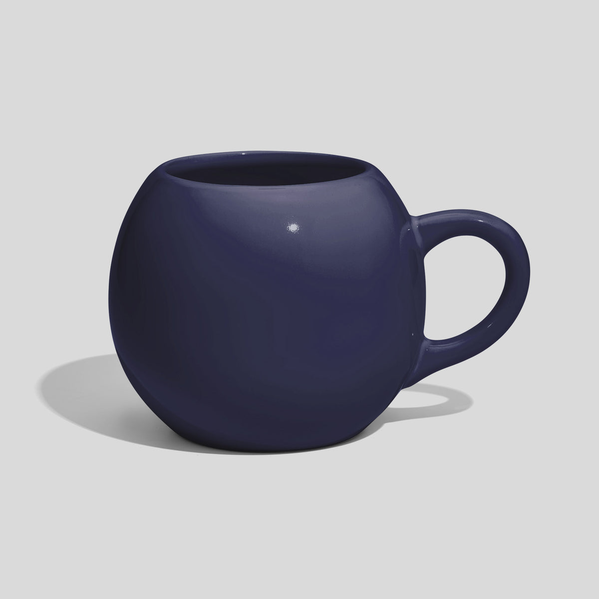 Kugelförmige Keramiktasse 420 ml mit Schlaufenhenkel – Marineblau