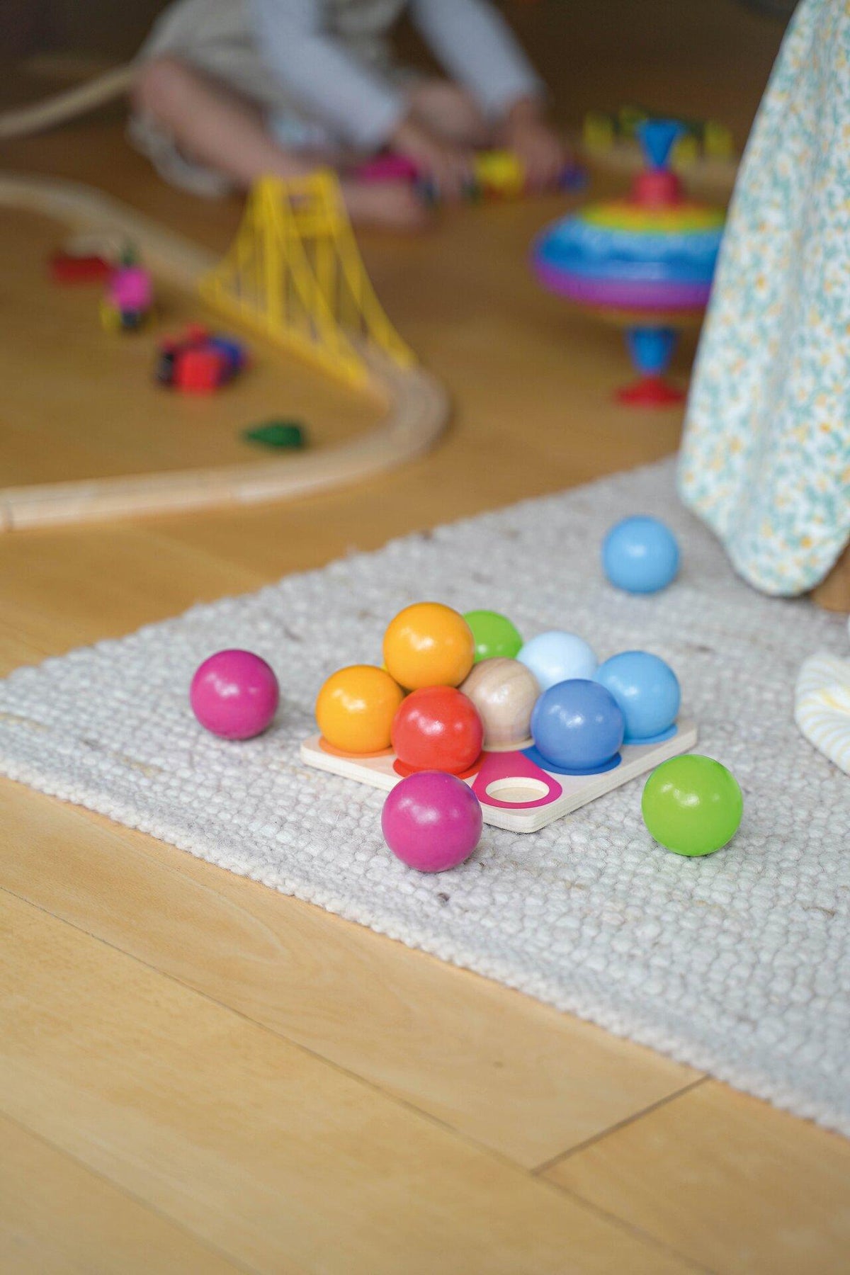 Kugelpyramide Stapelspiel mit bunten Holzkugeln – Ansicht