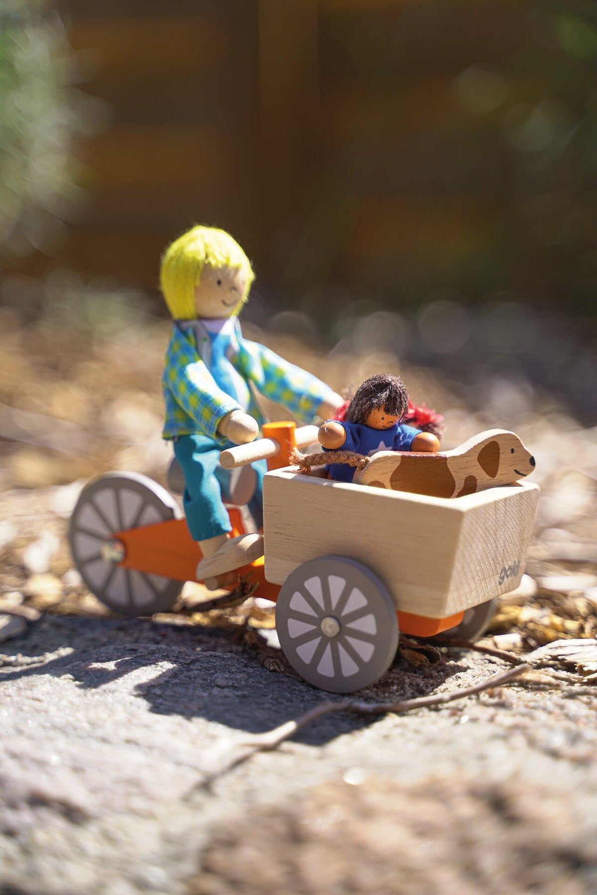 Lastenfahrrad aus Holz mit zwei Biegepuppen und Hund – Ansicht