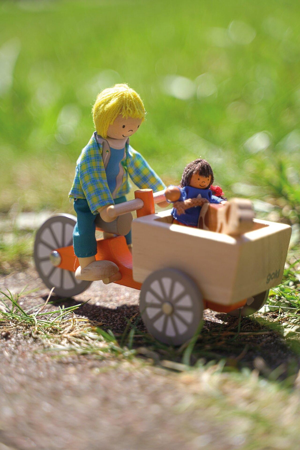 Lastenfahrrad aus Holz mit zwei Biegepuppen und Hund – weitere Ansicht