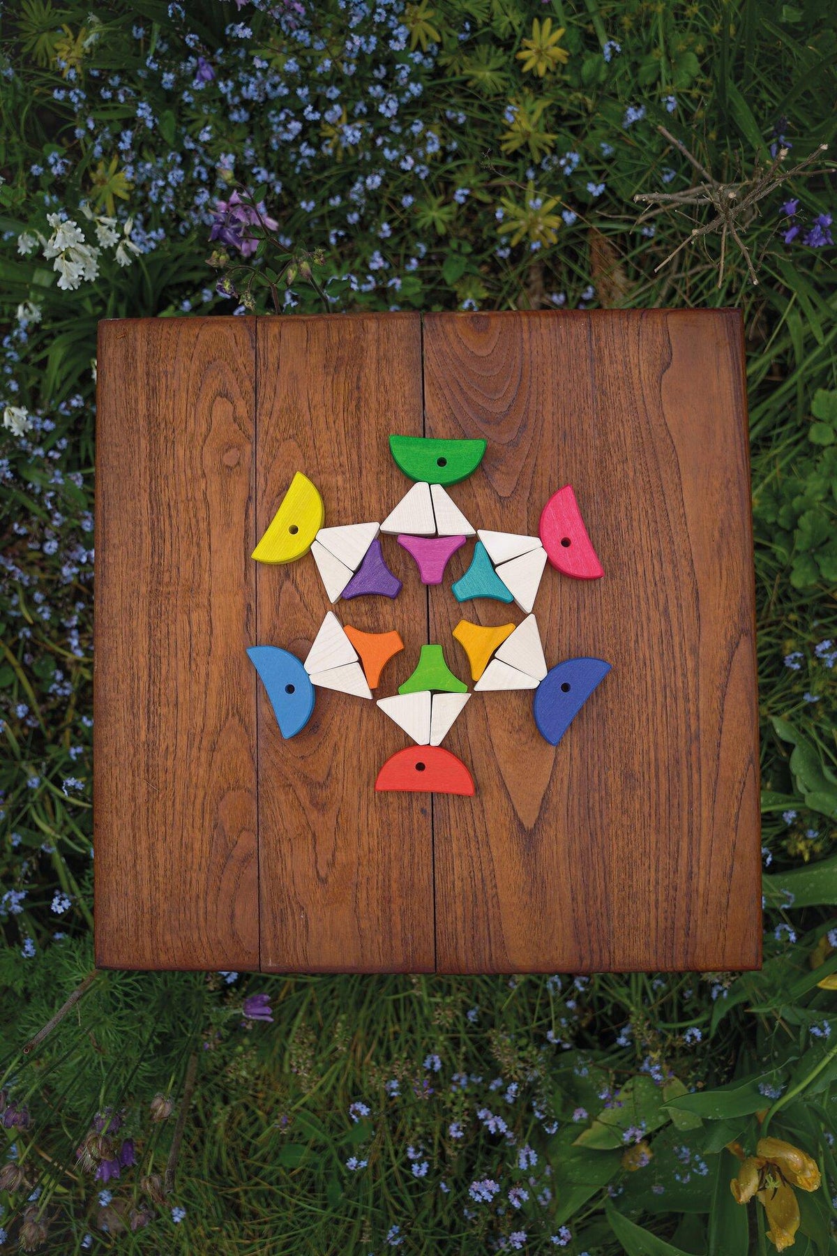 Legespiel Bausteinkasten mit 6 bunten Fischen aus Holz – Seitenansicht