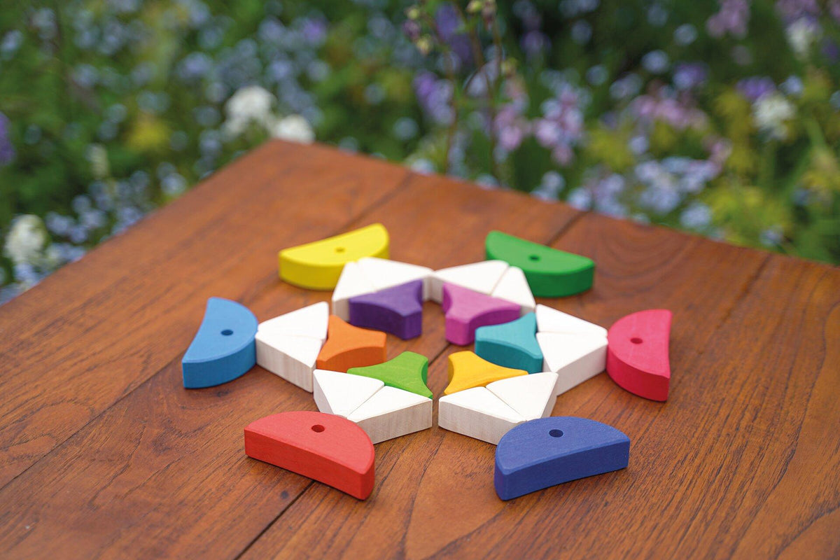 Legespiel Bausteinkasten mit 6 bunten Fischen aus Holz – Weitere Detailansicht