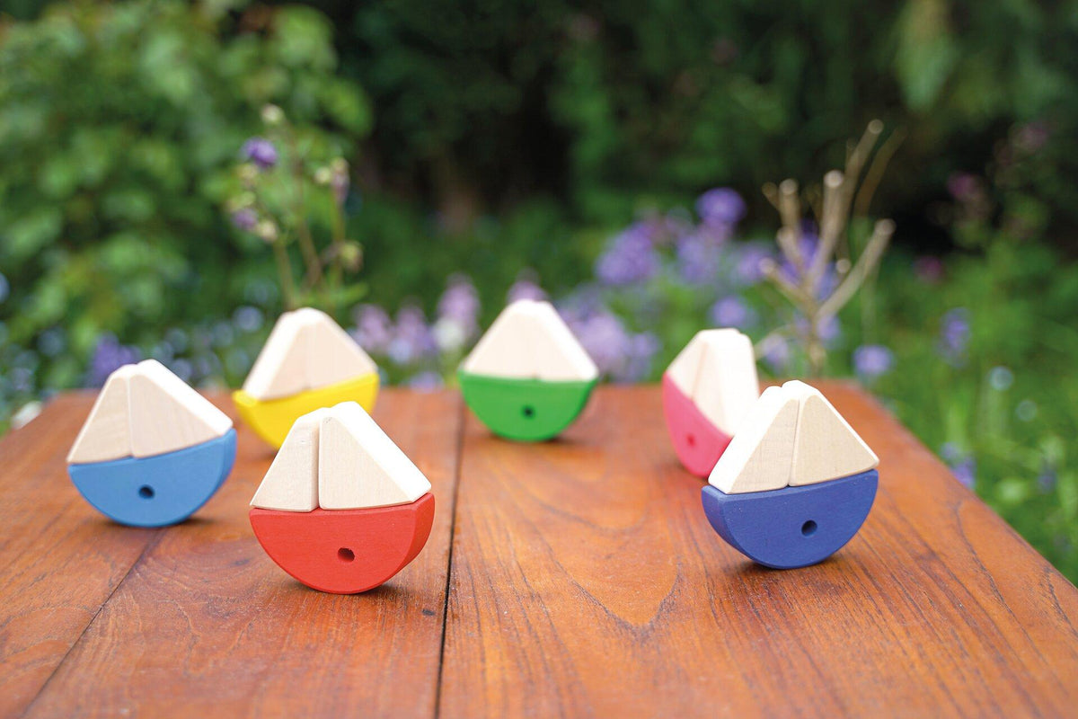 Legespiel Bausteinkasten mit 6 bunten Fischen aus Holz – Gesamtansicht
