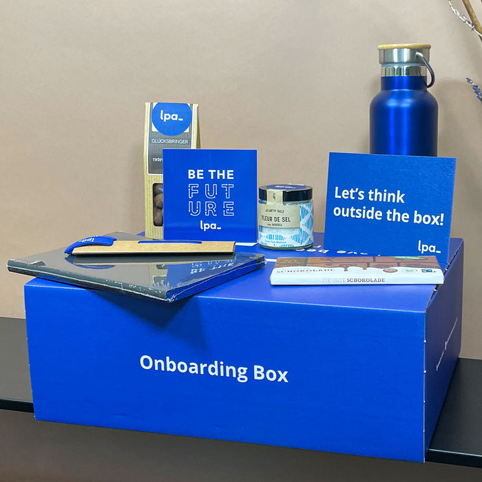 Geschenkbox mit Werbeartikeln, konfektioniert bei uns, Kundenprojekt von Vanilla & Pepper