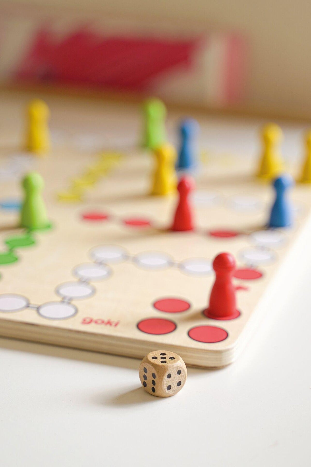 Ludo Brettspiel aus Holz in vier Farben, 28 cm – weitere Ansicht