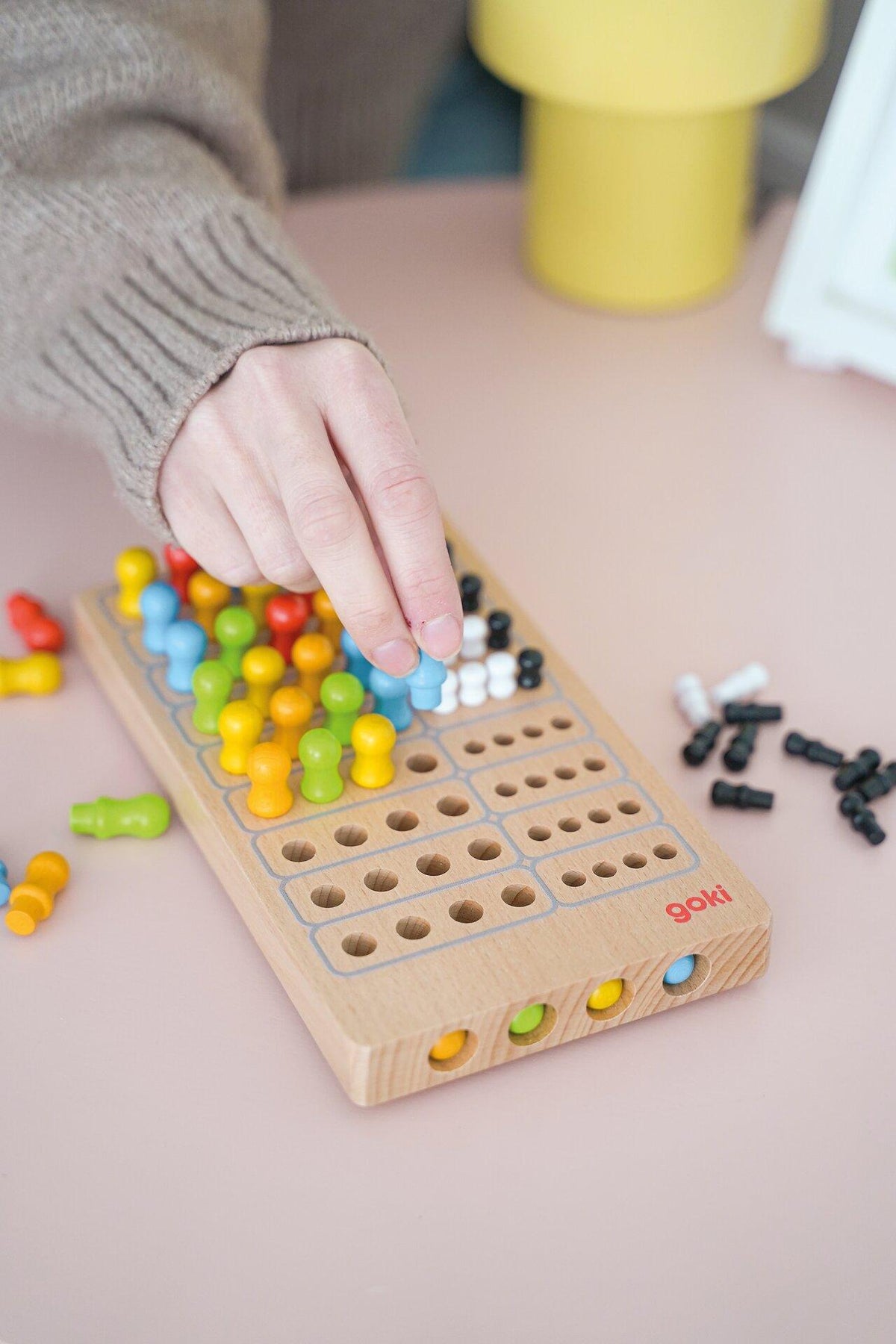 Master Logic Codespiel aus Holz, 21 cm lang – vierte Ansicht