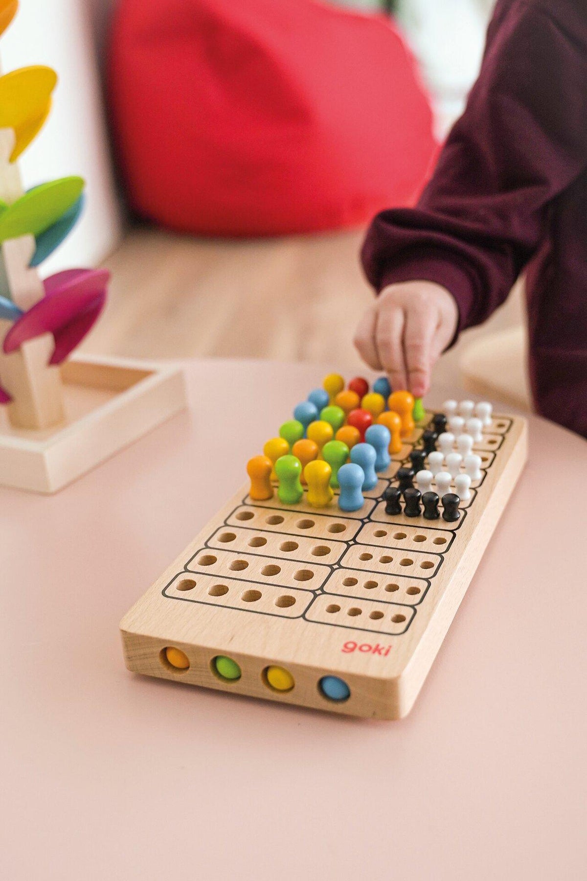 Master Logic Rätselspiel aus Holz mit Farbstiften – vierte Ansicht