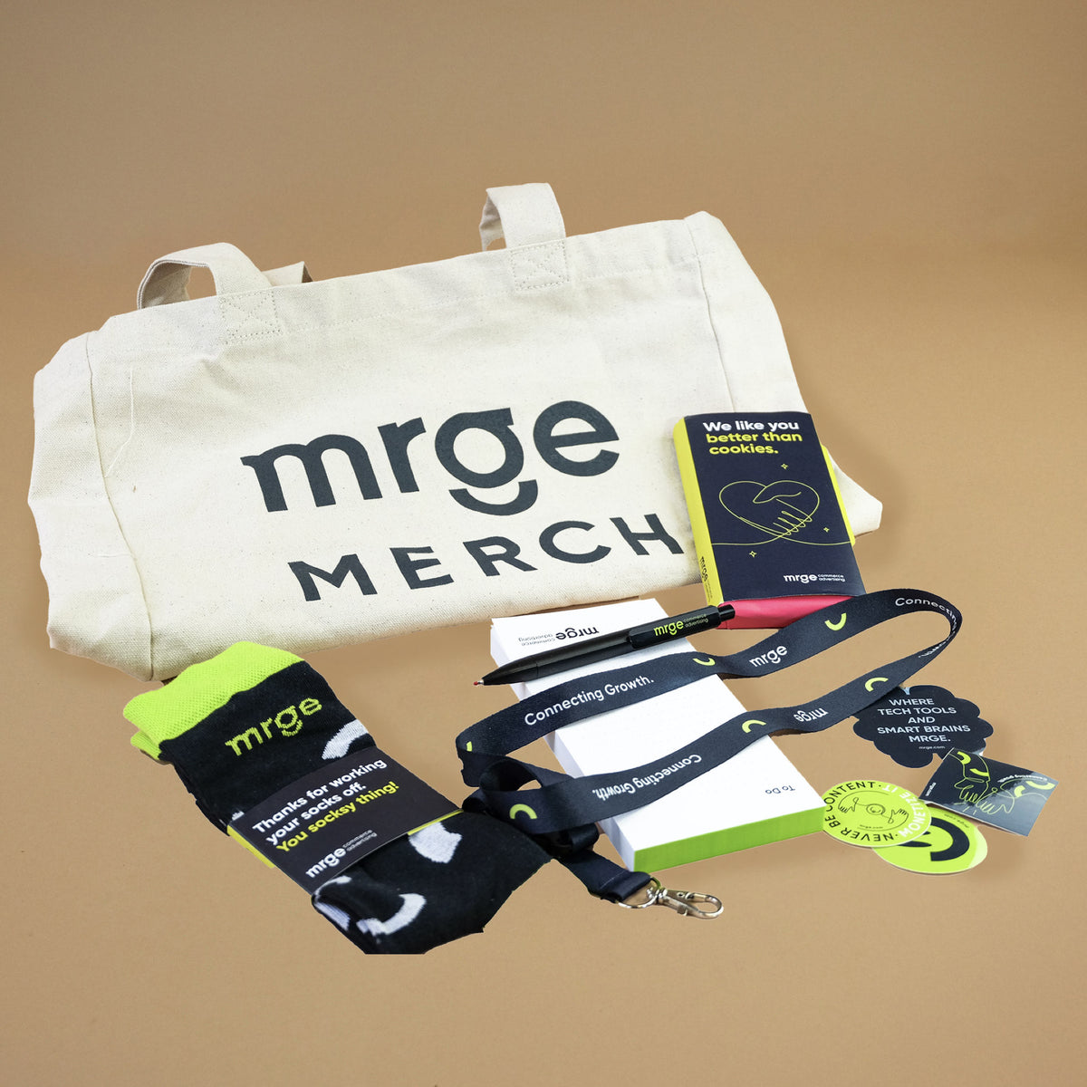 Paket mit Merch und Einzelversand für mrge
