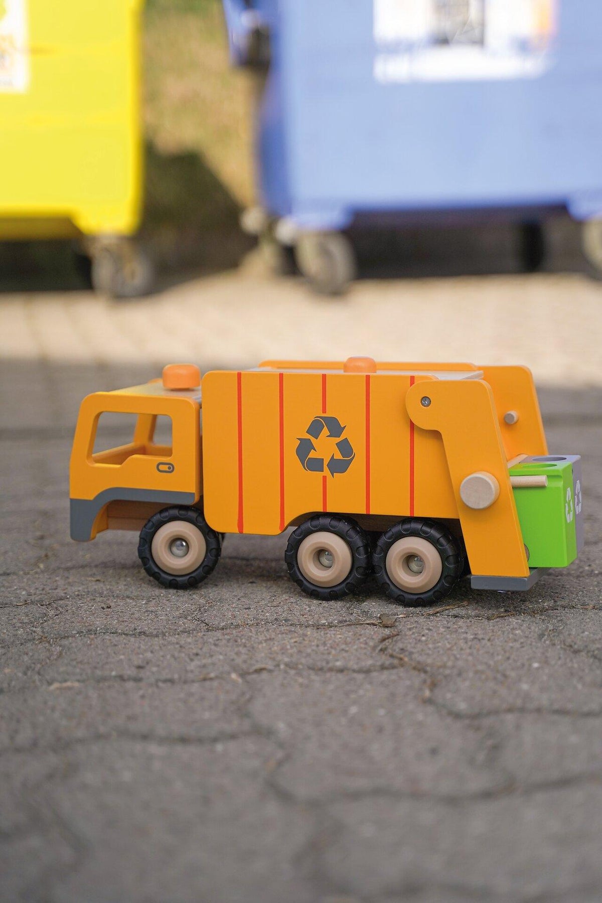 Müllwagen aus Holz in Orange mit zwei Mülltonnen – Ansicht