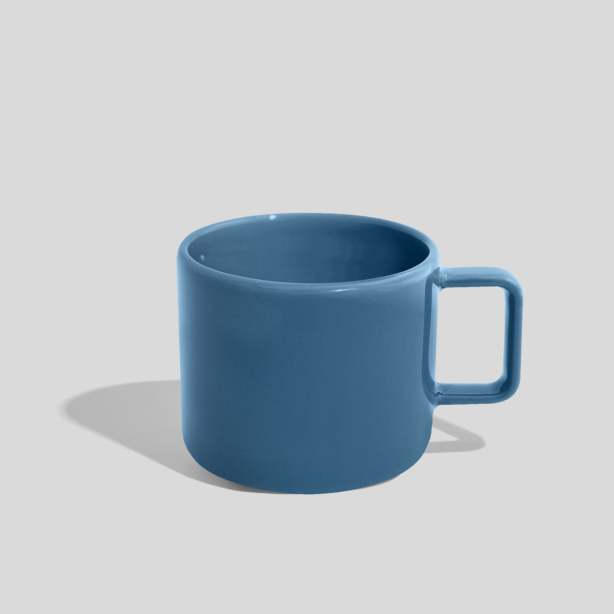 Niedrige Keramiktasse 400 ml mit Eckhenkel – Himmelblau