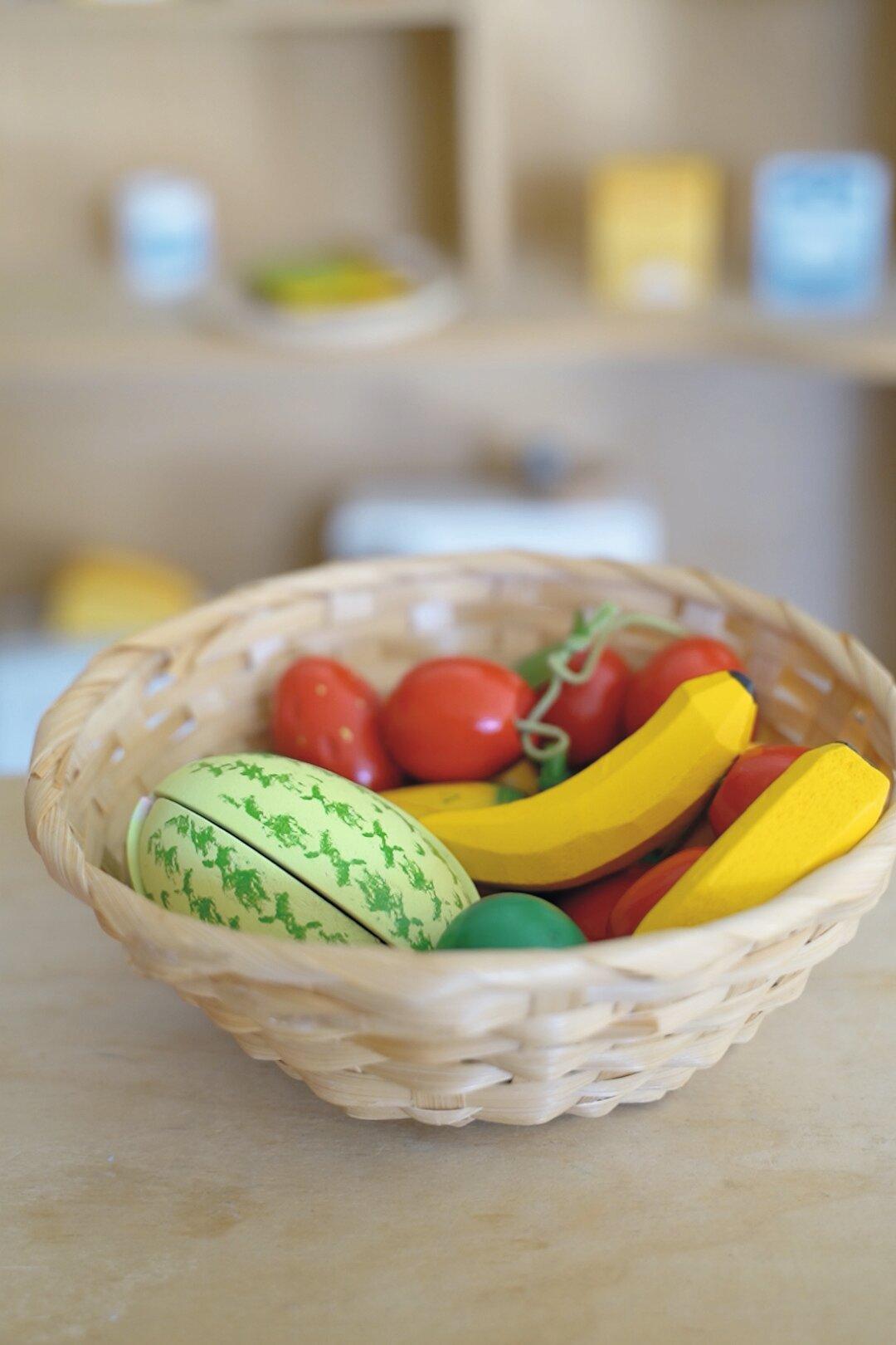Obst im Korb mit 23 Teilen aus Holz für das Rollenspiel – Ansicht