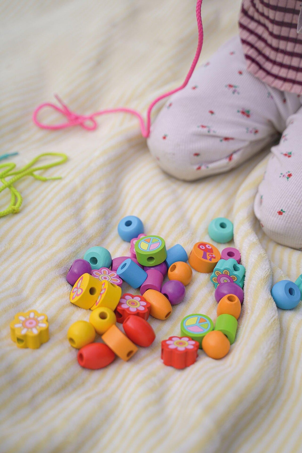 Perlenset Flower Power mit 38 bunten Holzperlen von goki – Detail
