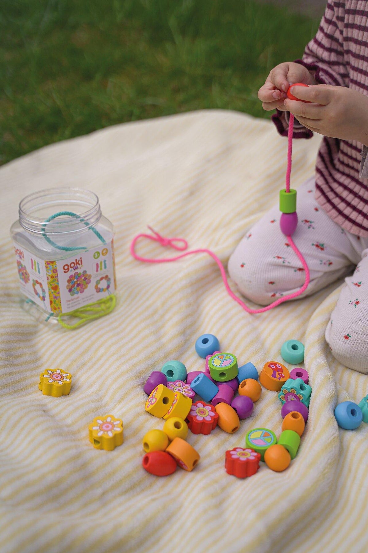 Perlenset Flower Power mit 38 bunten Holzperlen von goki – Nahaufnahme