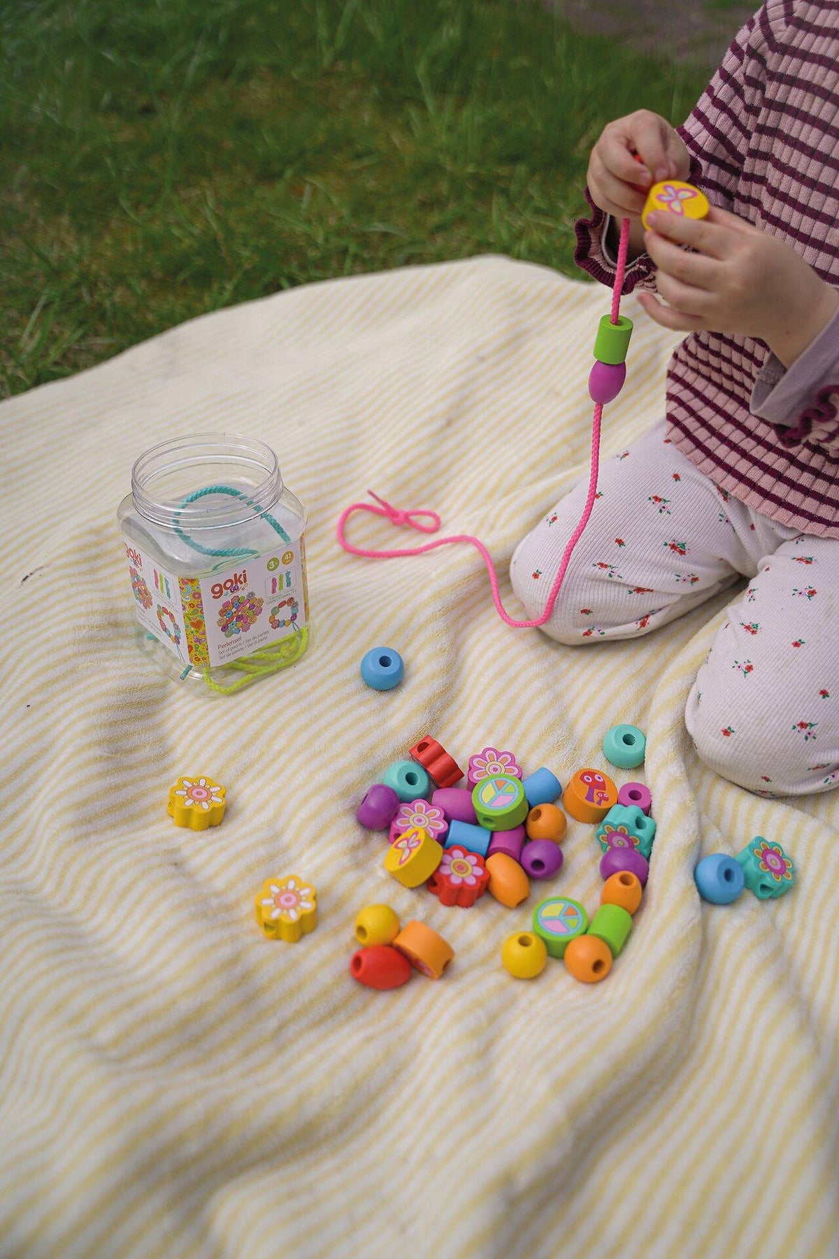 Perlenset Flower Power mit 38 bunten Holzperlen von goki – Seitenansicht