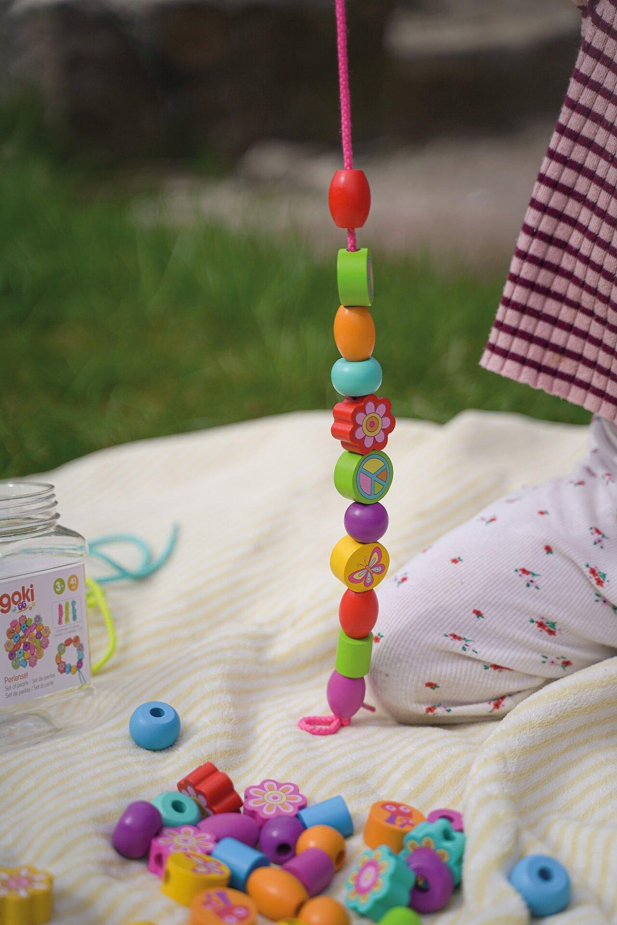 Perlenset Flower Power mit 38 bunten Holzperlen von goki – Vierte Ansicht
