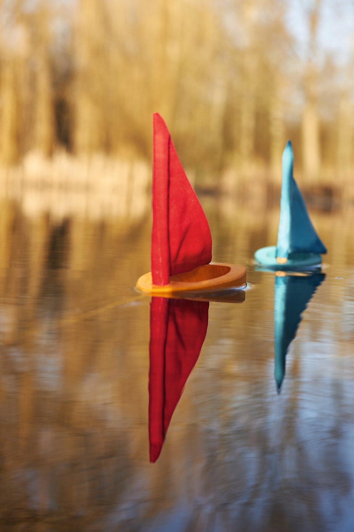 goki Pfützenschiffchen Segelboot aus Holz und Textil – weitere Ansicht