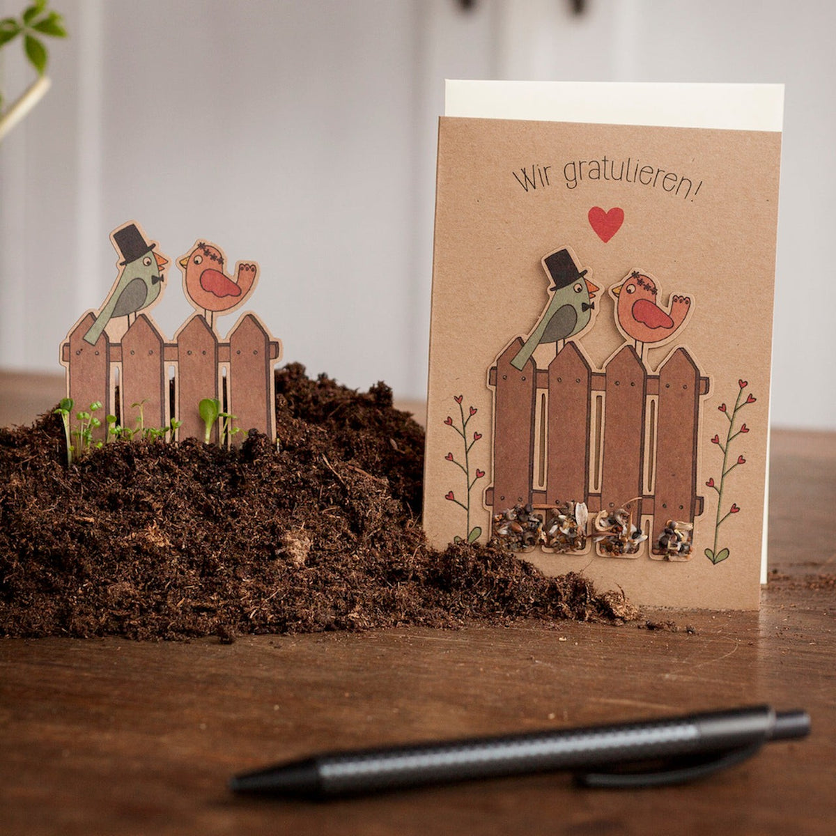 Postkarte mit Saatstecker aus Kraftpapier und Logo