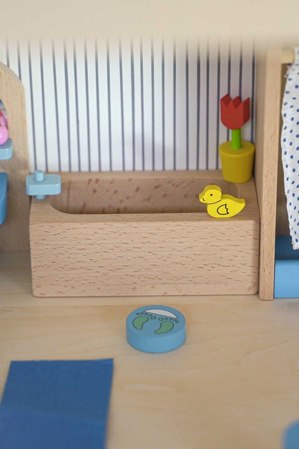 Puppenmöbel Badezimmer in Blau mit Duschkabine und Holzwanne – weitere Ansicht