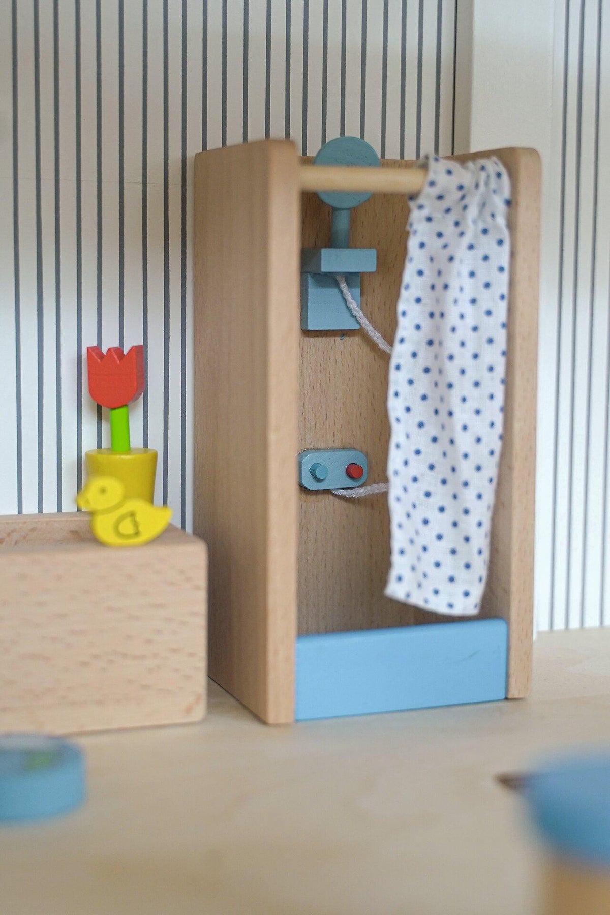Puppenmöbel Badezimmer in Blau mit Duschkabine und Holzwanne – weitere Ansicht